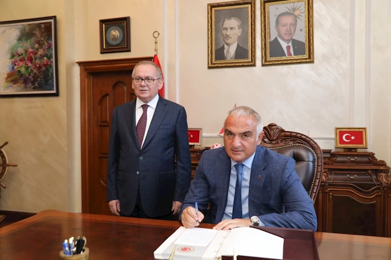Bakan Ersoy, Büyükşehir Belediyesini ziyaret etti