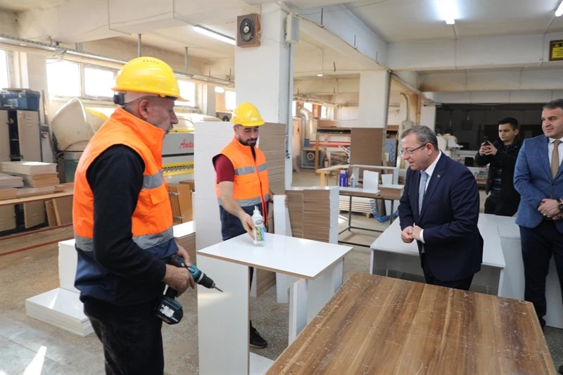 “Odam Kütüphanem” Projesi Kapsamında Ders Çalışma Masalarını Çocuklarımıza Ulaştırmaya Devam Ediyoruz…