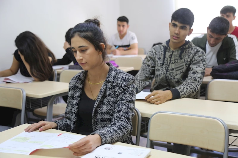 TOROSLAR AKADEMİ EĞİTİM MERKEZİNİN ÖĞRENCİLERİ, HER HAFTA SONU SERİ DENEME SINAVINDAN GEÇİYOR
