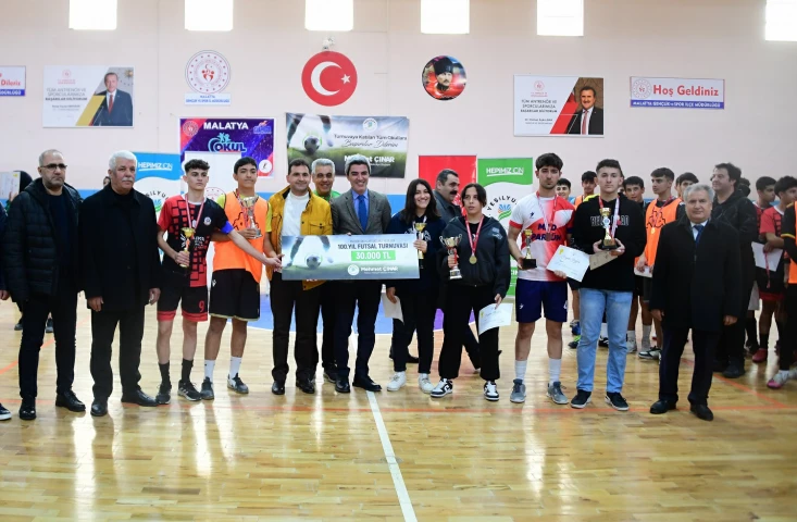 Şampiyonluğu Mahmut Çalık Anadolu Lisesi Kız ve Erkek Takımları Elde Etti