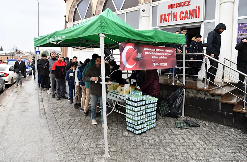 CUMA NAMAZI SONRASI ŞEHİTLER ANISINA PİLAV DAĞITILDI