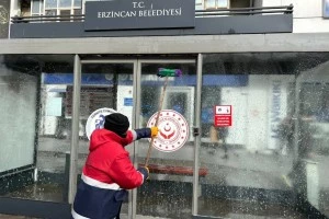 Otobüs durakları dezenfekte ediliyor