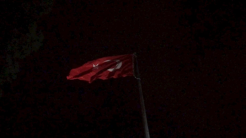 Akhisar’da Dev Türk Bayrağı Göndere Çekildi