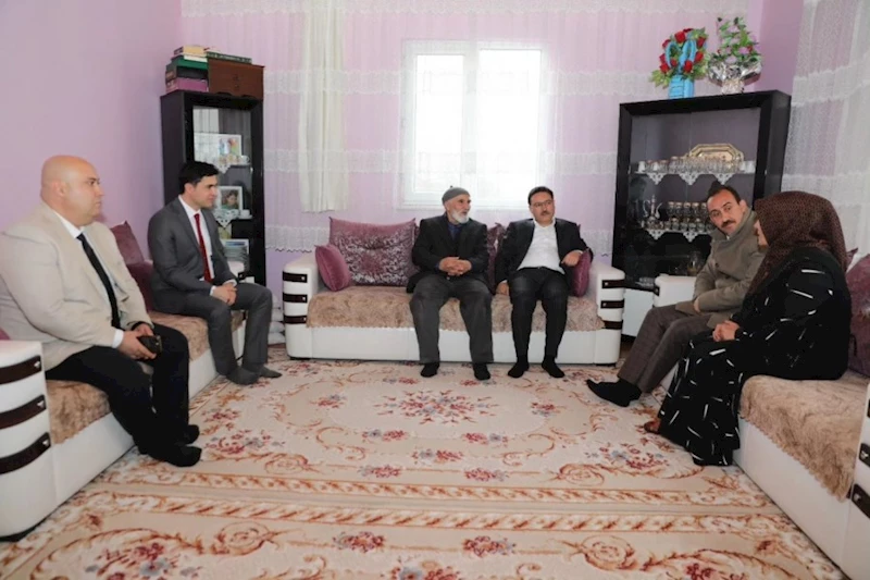 Valimiz Sn. Gökmen Çiçek,  İncesu Kaymakamı Sn. Aydın Göçer, Belediye Başkanımız Sn. Mustafa İlmek 1998 yılında şehit olan Piyade Er Şahin Kocabey