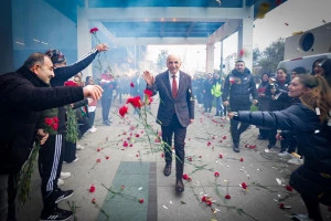 BAŞKAN YILDIRIM’A BELEDİYE GİRİŞİNDE COŞKULU KARŞILAMA