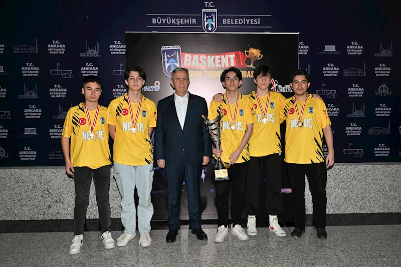 BAŞKENT E-SPOR TURNUVASINI KAZANAN TAKIMLAR ÖDÜLLERİNİ MANSUR YAVAŞ