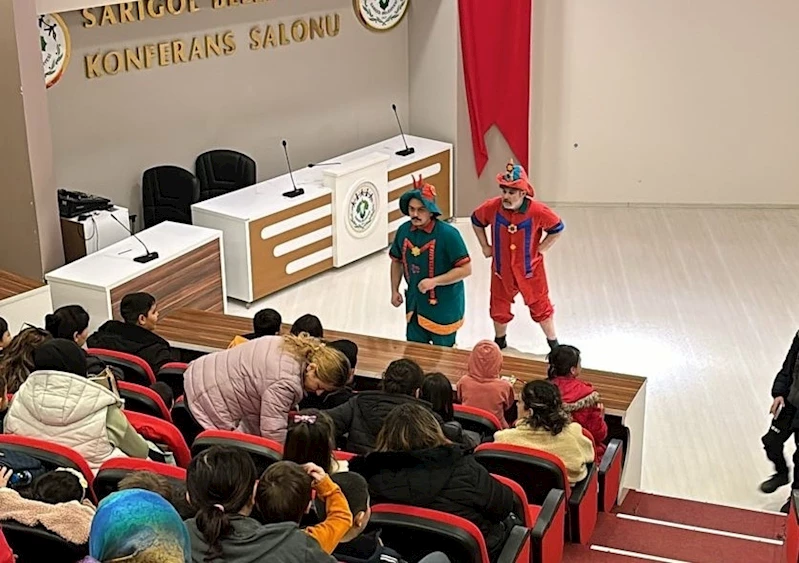 Sarıgöllü Çocuklar ‘Hacivat ve Karagöz’ İle Güldü