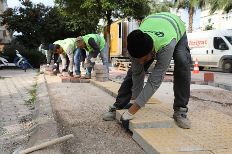 Büyükşehir Portakal Çiçeği Caddesi’nin kaldırımlarını yeniliyor