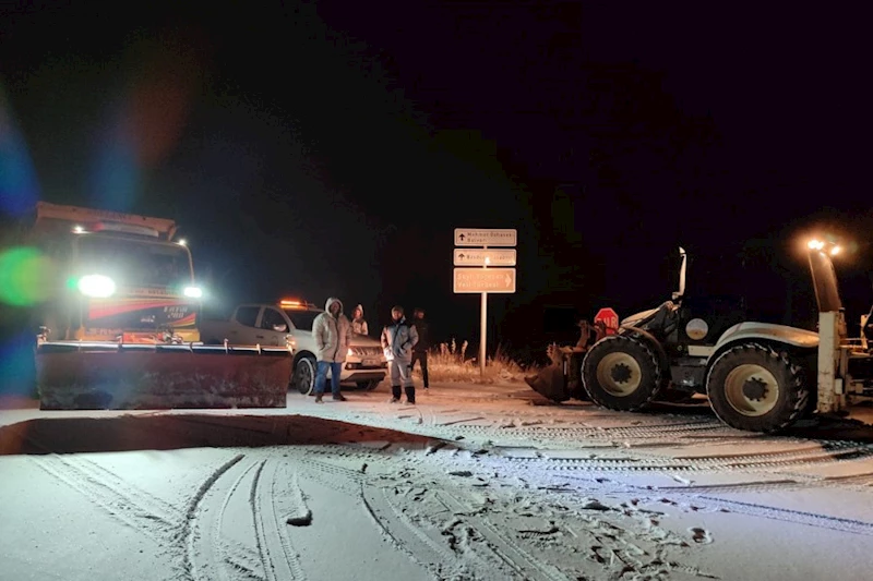 Belediyemiz Fen İşleri Müdürlüğü Karla Mücadele ekipleri ilçemiz ve ilçemizin yüksek kesimlerinde etkili olan kar yağışı ile birlikte başladığı çalışmalara aralıksız