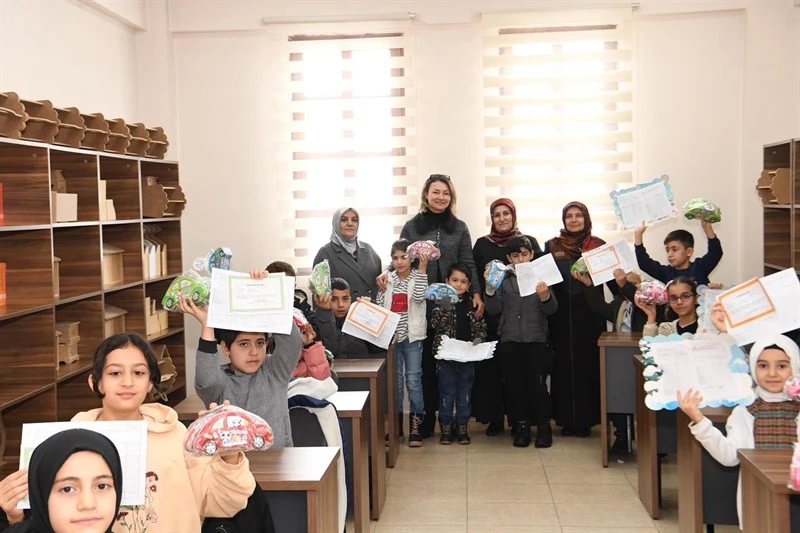 BİLGİ EVLERİMİZDE ‘KARNENİ GETİR, HEDİYENİ AL’ ETKİNLİĞİ