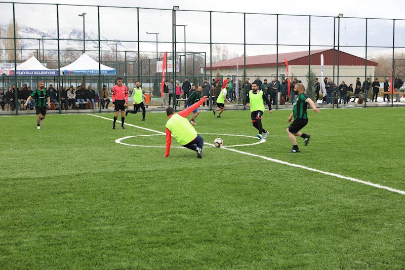 İPEKYOLU BELEDİYESİ’NİN BİRİMLER ARASI FUTBOL TURNUVASINDA FİNAL COŞKUSU YAŞANDI