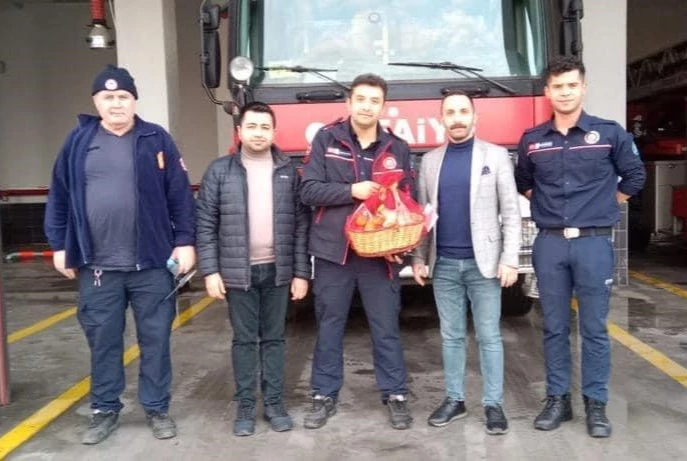 İZMİT BELEDİYESİ YENİ YILDA DA SAĞLIKÇILAR, POLİSLER VE TAKSİCİLERİ UNUTMADI