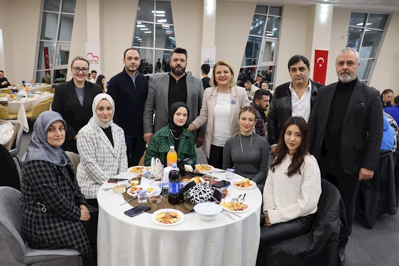 ESNAFLARLA BULUŞAN BAŞKAN HÜRRİYET, “İZMİT’İ HEP BİR ADIM İLERİYE TAŞIMAYA ÇALIŞIYORUZ”