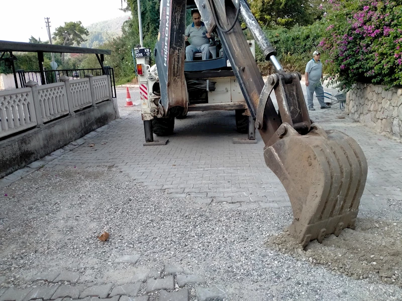 Kemer’de yol ve kaldırım çalışmaları sürüyor