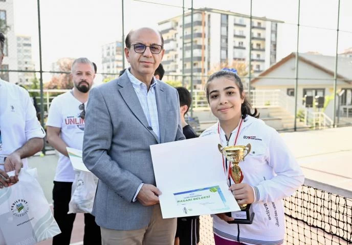 Tenis Tutkunları, Yeşilyurt Belediyesi Tenis Turnuvası’nda Hünerlerini Sergiledi