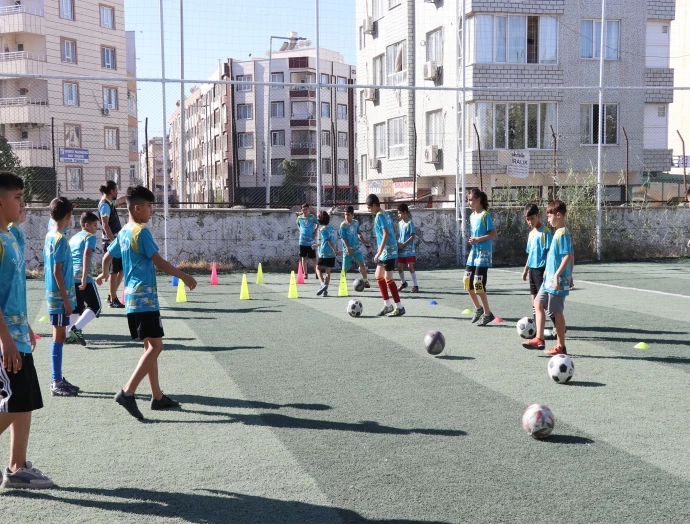 ÇOCUKLAR, HALİLİYE BELEDİYESİ İLE FUTBOLA YOĞUN İLGİ GÖSTERİYOR