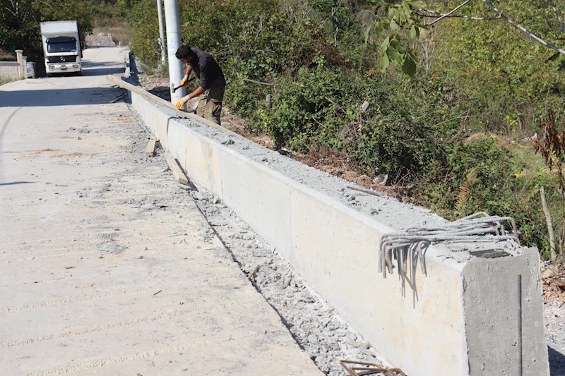 İZMİT BELEDİYESİNDEN GÜNDOĞDU’YA BETON PARAPET