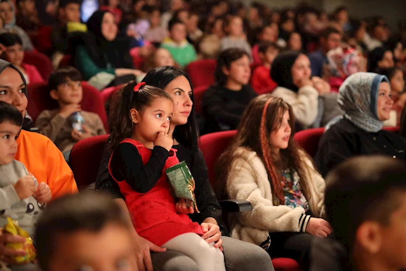 ÇOCUKLAR KİTAP VE TİYATRONUN BÜYÜLÜ DÜNYASINDA BULUŞUYOR