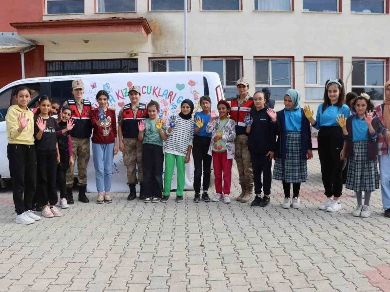 Tunceli’de Jandarma Ekipleri Kız Çocukları İle Bir Araya Geldi