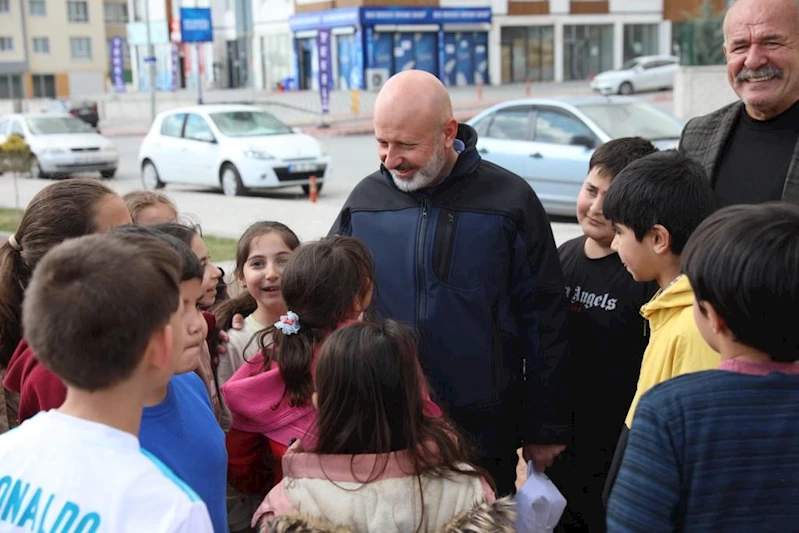 BAŞKAN ÇOLAKBAYRAKDAR, “ÇOCUKLAR İÇİN BÜTÜN PARKLARDA TOPRAK ALANLAR YAPIYORUZ”