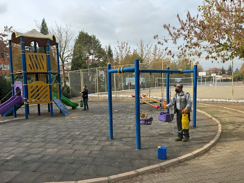 -BOZÜYÜK’TE ÇOCUK PARKLARI DEZENFEKTE  EDİLİYOR