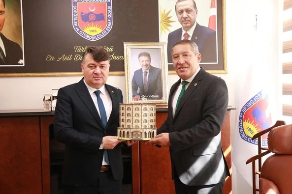 Dinar Belediye Başkanımız Veysel Topçu, Afyonkarahisar Şoförler ve Otomobilciler Odası Başkanı İbrahim Karataş’ı ziyaret etti.