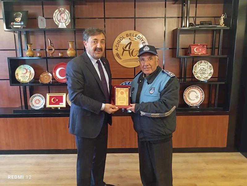 BELEDİYE BAŞKANIMIZ TARAFINDAN EMEKLİ OLAN PERSONELLERE PLAKET TAKTİMİ YAPILDI.