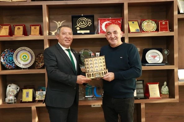 Dinar Belediye Başkanımız Veysel Topçu, Afyonkarahisar Ticaret Borsası Yönetim Kurulu Başkanı Mehmet Mühsürler’i ziyaret etti.