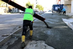 2 MAHALLEMİZDE BETON KALDIRIM ÇALIŞMASI YAPILIYOR