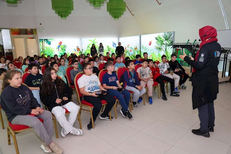 ÖĞRENCİLER AVUSTRALYA ÇÖLLERİNDE YAŞAYAN SAKALLI EJDERLE KONYA TROPİKAL KELEBEK BAHÇESİ’NDE TANIŞIYOR