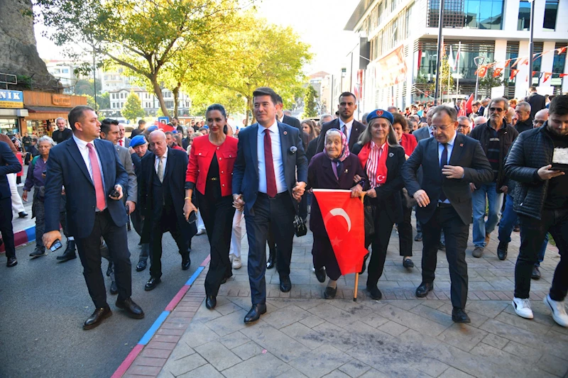 Ortahisar Belediyesi’nden Tarihi Cumhuriyet Yürüyüşü