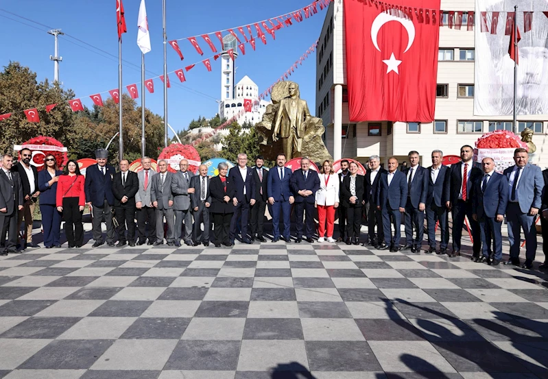 Cumhuriyet Bayramı kutlamaları çelenk sunma ile başladı