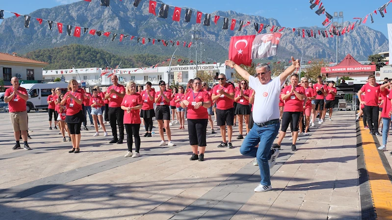 Başkan Topaloğlu’ndan 430 dansçı karşısında zeybek