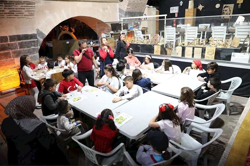 “BAVULUMDA SANAT VAR – LÜLETAŞI AVCILARI” ETKİNLİĞİ İLE ÇOCUKLAR LÜLETAŞINI ÖĞRENDİ