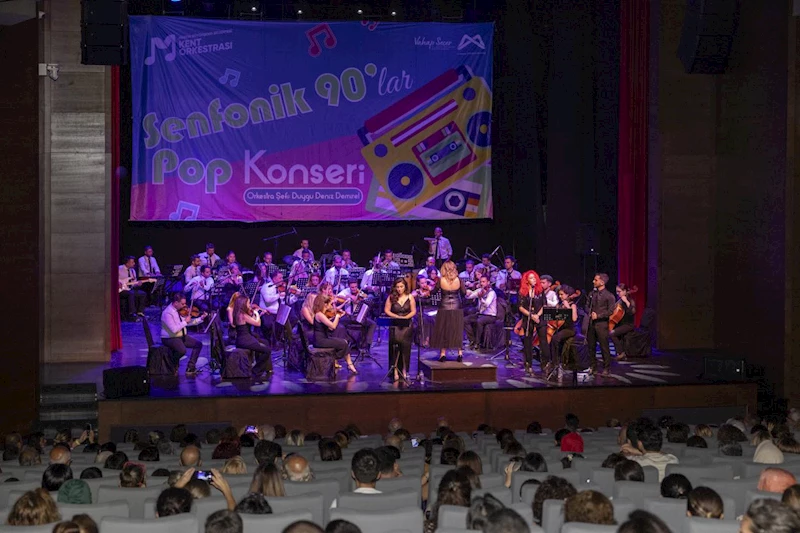 Büyükşehir’in Kent Orkestrası, 90’lar Konseri İle Nostalji Rüzgarı Estirdi