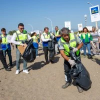 Büyükşehir personelinden sahil temizliği