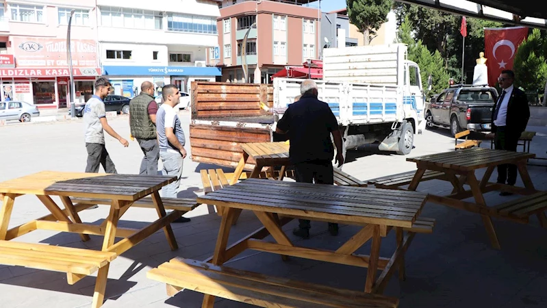 Cumhuriyet Meydanı’nda yer alan banklarımızı yenileyerek halkımıza daha konforlu ve estetik bir oturma alanı sunduk.