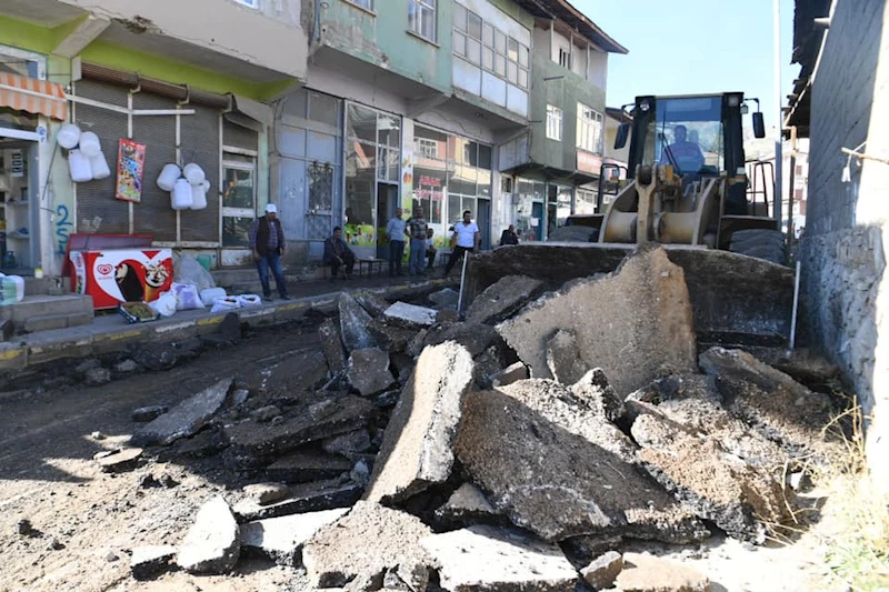 MUŞ BELEDİYESİ YOL YENİLEME ÇALIŞMALARINA DEVAM EDİYOR!