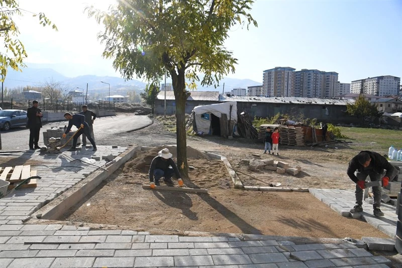 YENİ MAHALLEDE, YENİ YAPILAN YOLLARIN KALDIRIM ÇALIŞMALARI TAMAMLANDI.