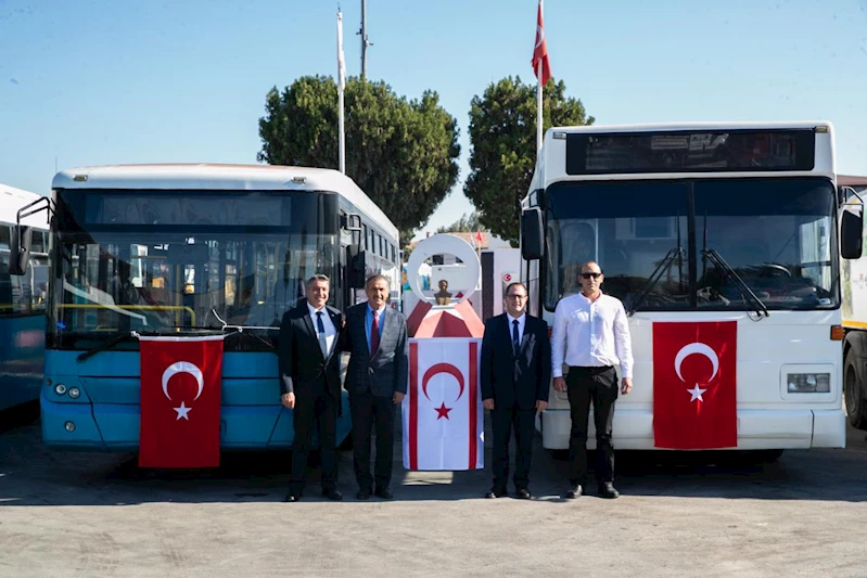 Büyükşehir, Gazimağusa Belediyesi’ne 3 Yolcu Otobüsü İle Birlikte Yol Süpürme Aracı Hibe Etti