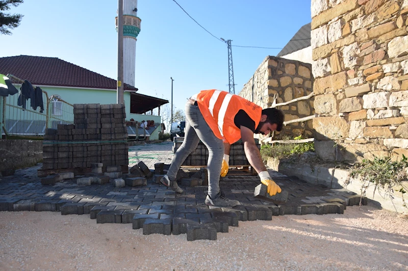 İZMİT BELEDİYESİ SARIŞEYH’DE ALTYAPI SONRASI BOZULAN PARKE YOLLARI YENİLEDİ