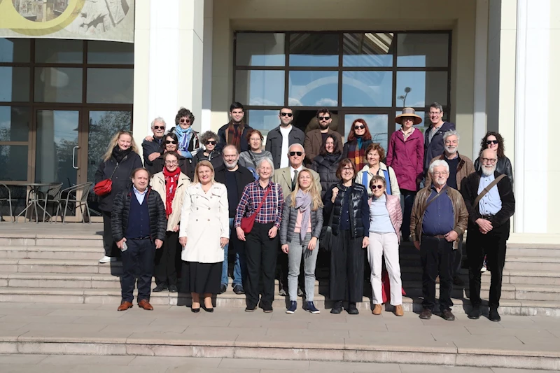 BAŞKAN HÜRRİYET TARİHÇİ AKADEMİSYENLERLE BULUŞTU