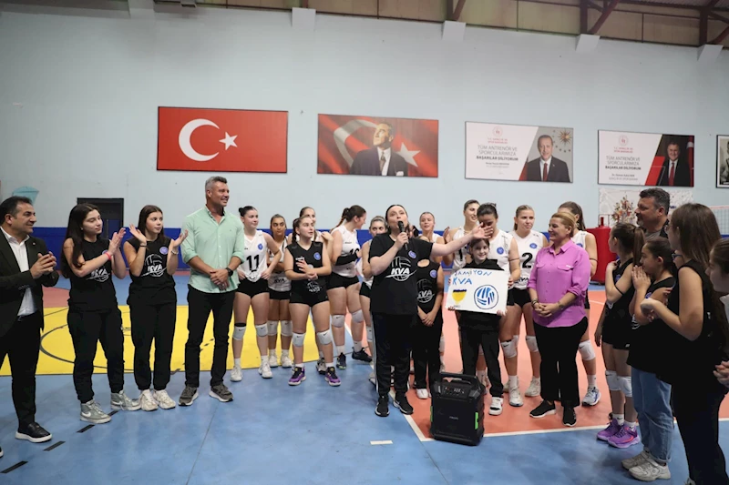 SADETTİN SARAN SÖZÜNÜ TUTTU VE BAŞKAN HÜRRİYET İLE KOCAELİ VOLEYBOL AKADEMİ’NİN MAÇINI BİRLİKTE İZLEDİ