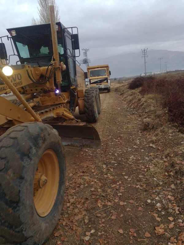 Tavullar - Pirhasanlar Mahalleleri Arası Bağlantı Yolunda Asfalt Öncesi Stabilize Yol Yapım Çalışmalarımızı Sürdürüyoruz.