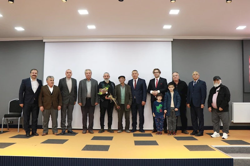 Kaymakamlığımız ve Belediyemiz tarafından düzenlenen Dinar 3. Kitap Günleri Etkinlikleri kapsamında, 100. Yıl Bilim, Sanat ve Kongre Merkezi’nde Kum Sanatı Gösterisi ve Şiir Dinletisi gerçekleştirildi.