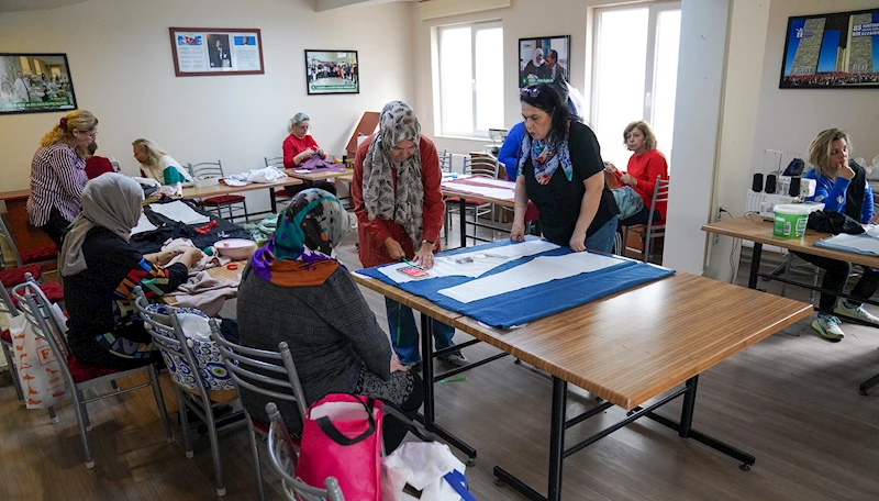 KADINLAR BELDE EVLERİNDE KENDİ KIYAFETLERİNİ ÜRETİYOR