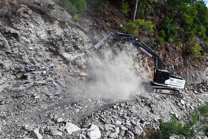 SÜLEYMANLAR’DA DOĞAL AFET SONUCU KAPANAN YOLDA SONA GELİNDİ