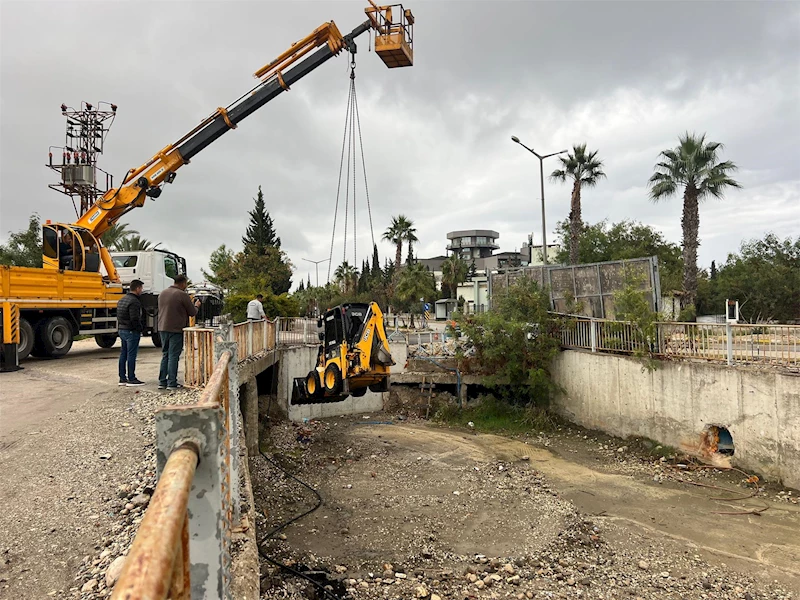 Kış ayları öncesi menfezler temizleniyor