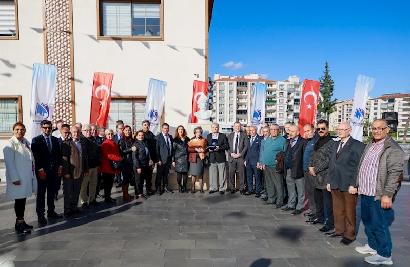 YAPTIĞI YUNUS EMRE BÜSTÜNÜ ÖĞRENCİSİ BAŞKAN BALABAN’A HEDİYE ETTİ