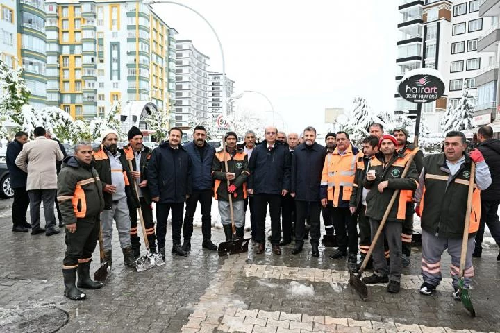 “Ekiplerimiz İlçemizin Dört Bir Tarafında Büyük Bir Fedakârlıkla Çalışıyor”